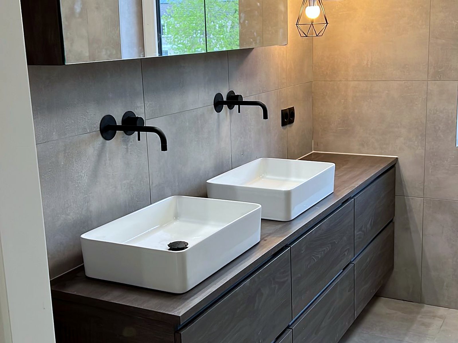 Moderne badkamer met dubbele wastafel
