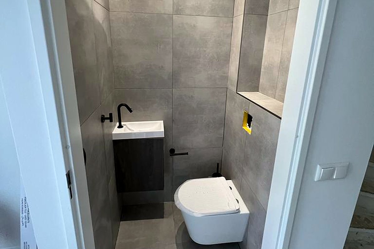 Modern toilet met zwarte kraan en zwarte armaturen