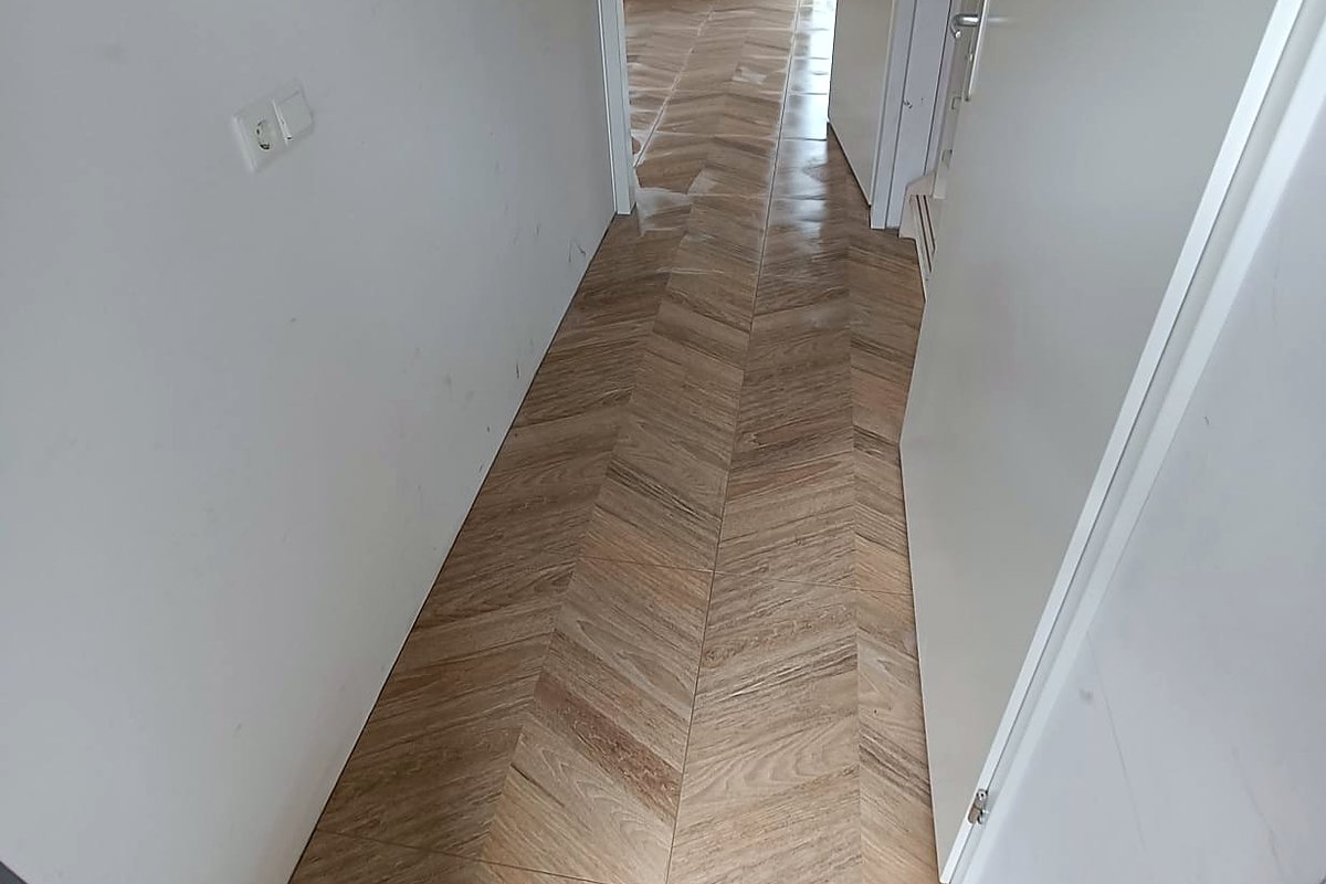 Visgraatvloer in houtlook in een hal