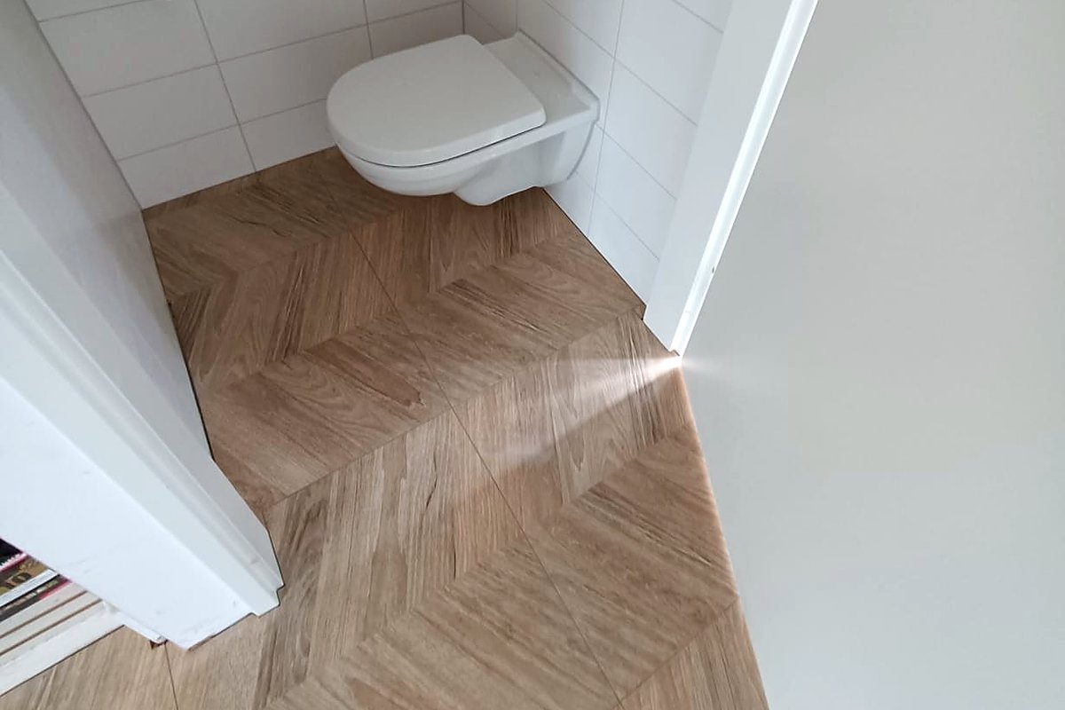 Toilet met visgraatvloer in houtlook
