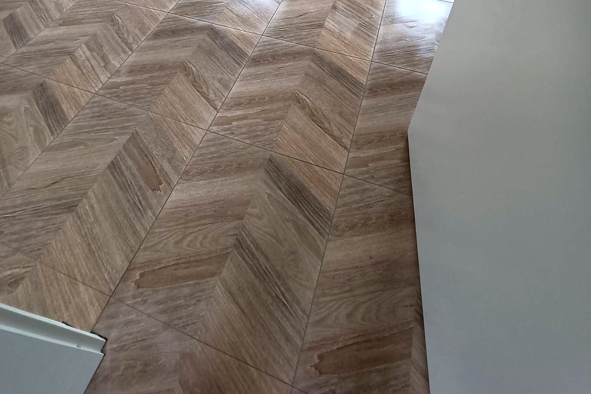 Detail van een visgraatvloer in houtlook